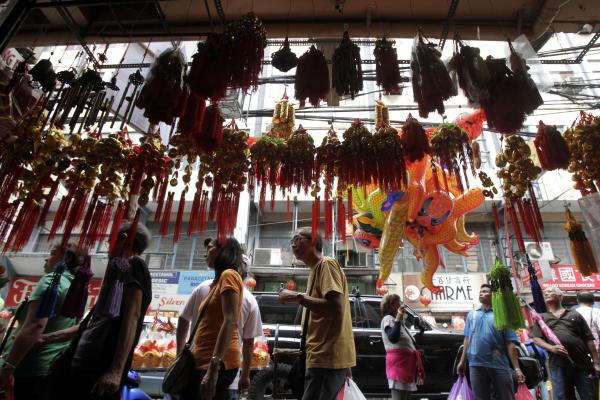5.	Манила, Филипини. Този Китайски квартал, официално наречен Бинондо (Binondo), е най-старият в света. Може да започнете обиколката си Алеята на чадърите, където се предлагат пикантни храни в колички. В Café Mezzanine може да опитате известната супа от тестиси на бик. В този Чайнатаун се намира още и будистки храм.Снимка: Reuters