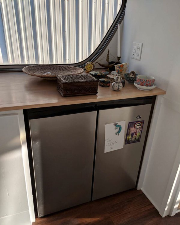 www.instagram.com/thebustinyhome/