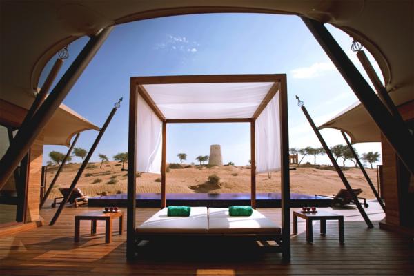 Banyan Tree Ras al Khaimah, ОАЕСлед диамантите най-добрият приятел на дамите са перлите. И ако не можете а купите на вашата половинка такава, то поне може да я оградите с перли за един ден. В курорта Banyan Tree Ras al Khaimah ще се настаните в луксозна вила с басейн и с изглед към Перскийския залив и след като вкусите от невероятните ястия, кола ще ви закара до единствената ферма за перли в Обединените Арабски Емирства. Там ще се запознаете с историята на перлите, техните вариации и т.н.По време на посещението ви във фермата за вас ще има специален пикник. А най-вълнуващото е, че ще можете да станете дизайнер на бижу от перли под вещото ръководство на майстор бижутер. За съжаление, няма да си го приберете после... поне не и безплатно.Снимка: adelto.co.uk