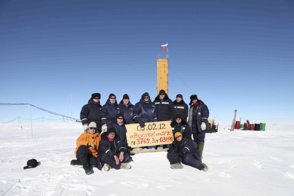 Снимка: Reuters, Vostok station, AntarcticaРазположена близо до Южния Геомагнетичен Полюс на надморска височина 3500 м, руската проучвателна станция във Восток е постоянно мразовита, но рекордно ниска температура за Земята е измерена на 21.06.1983: - 89.2°C. Езерото Восток е едно от най-големите в света и е заровено под 4 км лед.