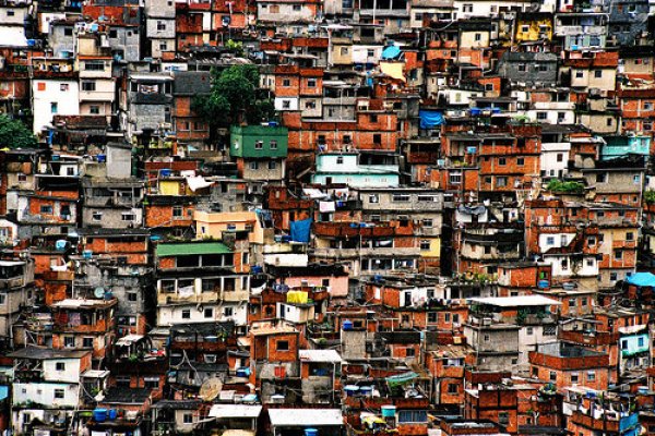 Снимка: -bos[s]-’Рочина е най-голямото гето или фавела в Южна Америка, разпростиращо не са на около километър по хълмовете от брега на Атлантическия океан, то е започнало да съществува като самостоятелен град от колиби и бараки, но скоро се превръща в най-окаяния и мизерен квартал на Рио. Въпреки славата си обаче, то е далеч по-уредено от други такива, заради тухлените сгради, канализацията и водоснабдяването си, както и много други градски удобства.