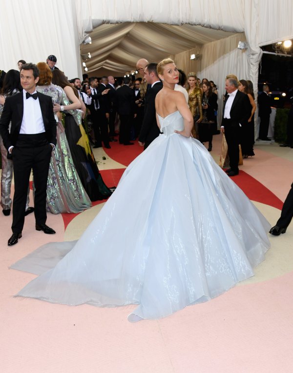 Клеър Дейнс се появи на "Met Gala 2016" в светлосиня бална рокля на Zac Posen, украсена с фиброоптични светлини.; Снимка: Getty Images