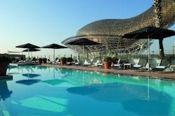 6. Hotel Arts BarcelonaХотелът разполага с 483 стаи, пет фантастични ресторанта,  СПА-център и  една от най-красивите гледки. Свежест и доза романтика придават свежите цветя, които са задължителен аксесоар на хотела. Снимка: travelinggreener.com