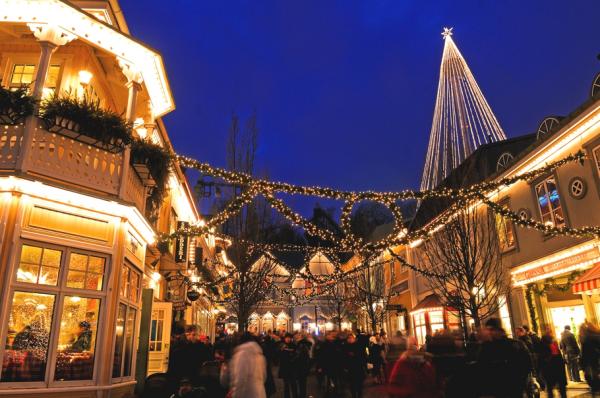 6. Швеция - Glittering Gothenburg (16-ти ноември – 23-ти декември)Истинската шведска Коледа се превъплъщава в този пазар. Там ще намерите 21 атракции, включително приказен замък, ски писта, ледена пързалка и северни елени. Шведските кулинарни специалитети са греяно вино, еленско месо и бонбони. Столицата на Швеция, Стокхолм, е домакин на не по-малко от четири мащабни коледни пазара.Снимка: adelto.co.uk