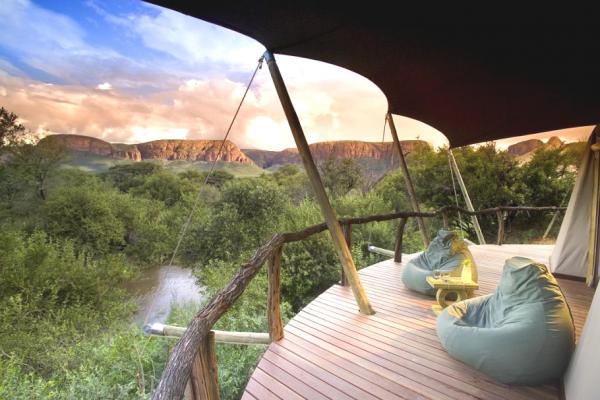 MARATABA SAFARI LODGE – Южна АфрикаЛуксозният хотел е едно от най-красивите места в страната. Червена планинска скала си контрастира със зелени равнини. Посетителите на хотела определено няма да скучаят, тъй като има множество дейности, между които могат да избират.Снимка: Marataba resort