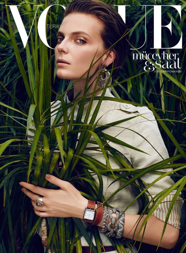 А това е първата корица на Нора за изданието от преди две години; Снимка: Vogue, Турция 