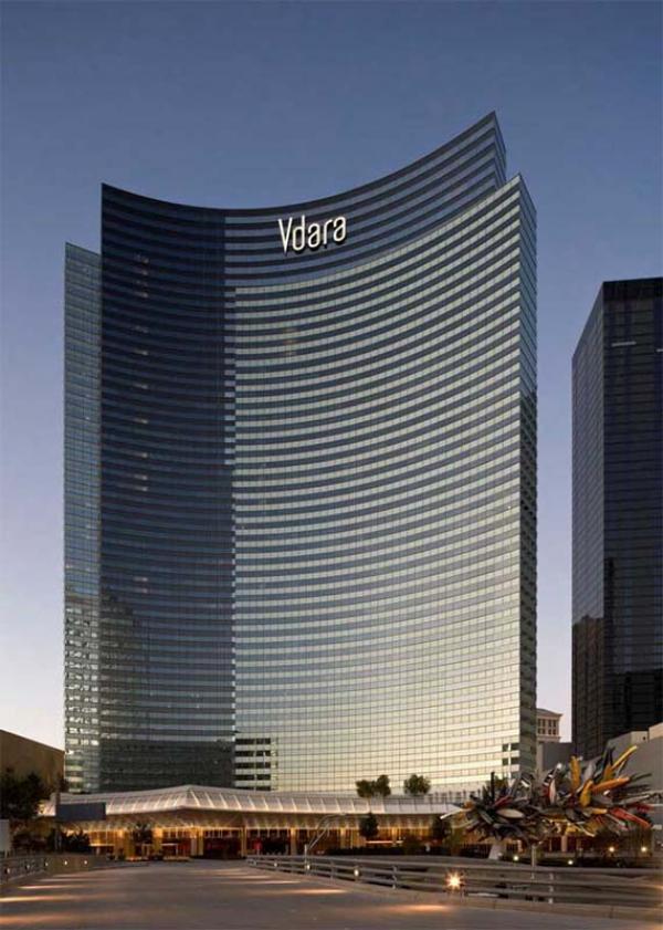 Снимка: arquitectopedrofreitas.blogspot.comХотел „Vdara“ в Ел ЕйХотелът наистина е страхотен и уникален от гледна точка на външен вид, но когато става въпрос за неговото отражение, той буди много въпроси. И досега не е ясно защо дизайнерите и инженерите на стъкления хотел не са се сетили, че със своята извивка той ще действа като голям слънчев лъч и то сложен под лупа. Има много хора (включително и гости на хотела), които се оплакват, че големите количества топлина и светлина, които сградата излъчва не им понасят. Дори един човек твърдял, че въпросният хотел е опожарил косата и чантата му, вследствие на топлинния си лъч.