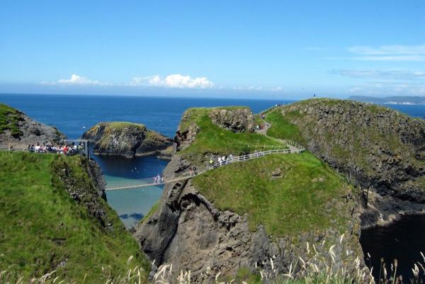Снимка: weirdlyodd.comВъжен мост „Карик-а-риди“, Северна Ирландия (Carrick-a-rede Rope Bridge, Northern Ireland)“Карик-а-риди“ е дълъг само 20 метра и е висок 30 метра над скалите край Балинтой, Каунти в Северна Ирландия. Този ужасяващ въжен мост свързва малкия остров Карик с континенталната част на държавата. Във ветровит ден минувачите трябва да се държат с всичка сила, тъй като мостът се разлюлява със сериозна сила. Препоръчва се хората със сърдечни проблеми да не минават оттук.Мостът е издигнат от рибарите, които ловуват сьомга.