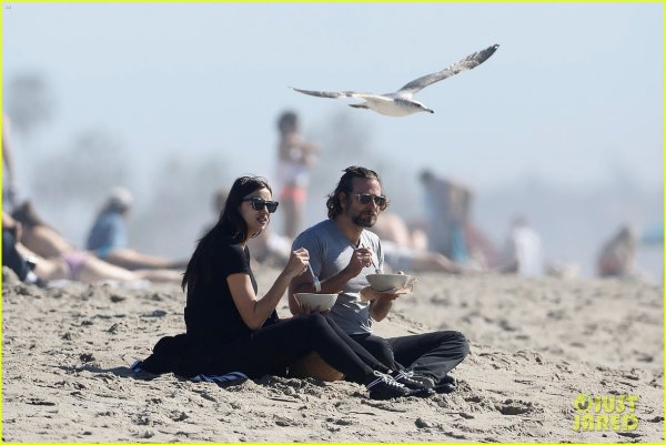 Ирина Шейк и Брадли Купър - романтичен ден на плажа; Снимка: Just Jared