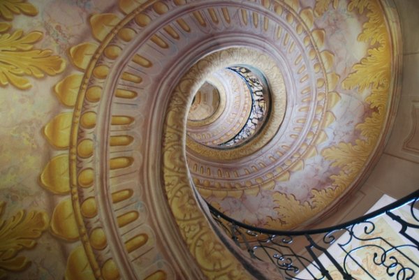 Снимка: drewmeyersphotos.blogspot.comMelk Abbey StaircaseМелк, Австрия Това вито стълбище с флорални мотиви се намира в австрийско абатство с изглед към река Дунав. То наистина е много красиво и не случайно е вдъхновило писателя Умберто Еко да напише популярния си роман "Името на розата“. Стълбището е спираловидно и е в стил Рококо. Боядисано е в розово и златно и води към библиотеката на абатството.
