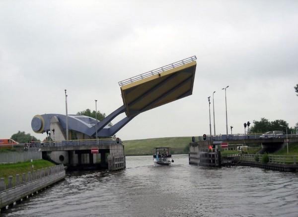 6. Slauerhoffbrug – Леуварден, ХоландияТози мост прилича на декор от „Войната на световете“. Когато някой кораб, движещ се по реката отдолу трябва да пресече трафика, механична ръка премахва участък от пътя и го издига във въздуха като гигантски робот.Снимка: architizer.com