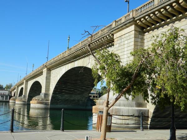 8. London Bridge – Аризона, САЩАко говорим за величествения London Bridge в Лондон, при него няма нищо необичайно. Това, което прави американският лондонски мост странен е, че през 1968 година той е купен от магната Robert McCulloch и пренесен камък по камък до езерото Havasu. Сега мостът е интересна местна забележителност.Снимка:  roamingrita.blogspot.com