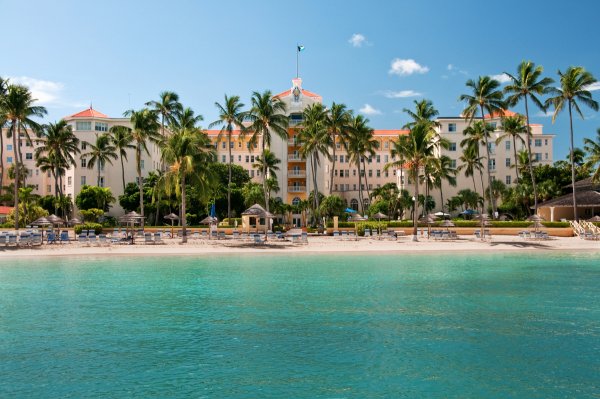 7. British Colonial Hilton Nassau – Насау, Бахамски островиБахамските острови посрещат актьора Шон Конъри през 1983 година за филма „Никога не казвай никога“. British Colonial Hilton Nassau предлага на гостите си частен плаж, открит басейн, отлично обслужване и досег с неповторима природа.Снимка: huffingtonpost.com
