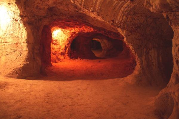 Снимка; adelto.co.ukМоже да преспите в подземния хотел "Coober Pedy". В този район на Австралия е толкова горещо, че местното население се е приспособило, като е изградило тунели с подземни жилища, магазини, ресторанти и дори църква. Мястото се намира на 800 км. от Аделаида. Тук има най-много мини за опал в света.  