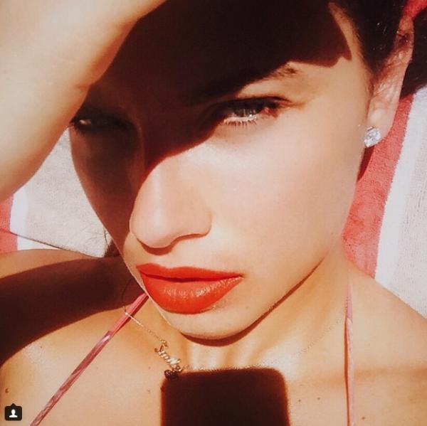 Огнено оранжево червило, Снимка: Instagram