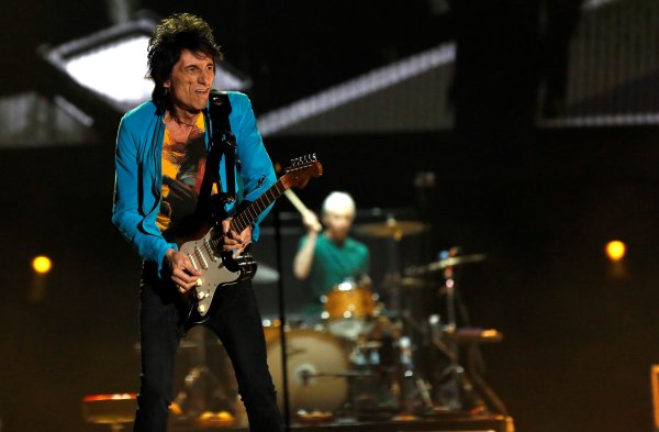 68-годишният Рони Ууд от "Rolling Stones" се сдоби с дъщери-близначки по-рано тази година; Снимка: Reuters