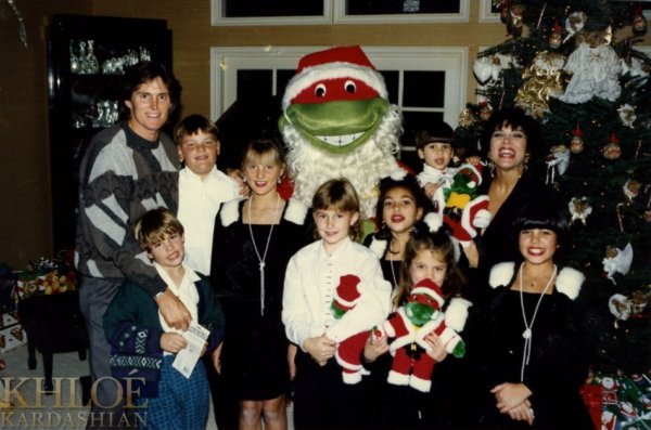 Коледната картичка на семейство Кардашян през 1991 гСнимка: http://khloekardashian.celebuzz.com
