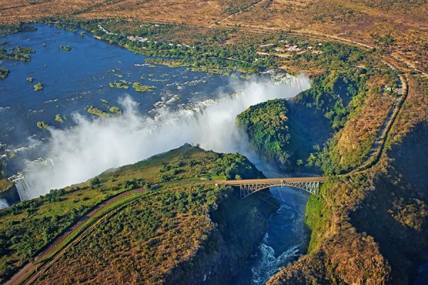 Мостът "Victoria Falls" на границата на Замбия и Зимбабве. Снимка; architecturaldigest.com