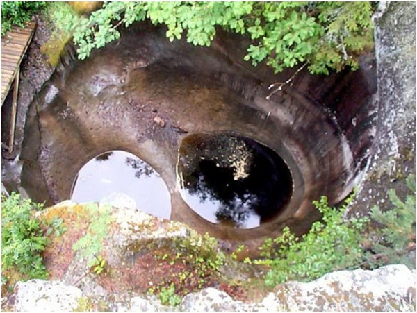 Снимка: myrandomstuff.seGiant’s Kettle in Рованиеми, ФинландияТова е също само една от многото дупки в тази природна система във Финландия, наречени Giant’s Kettle (Гигантски чайници). Най-големите сред тях са между 5,7 и 8 метра в диаметър и с височина от около 15,4 м.