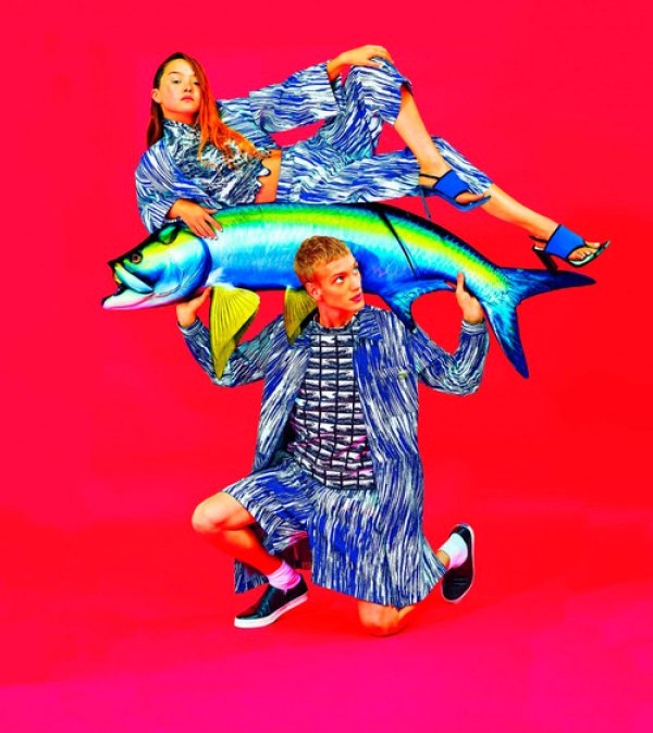 7. KENZO Spring/Summer 2014С участието на Девън Аоки и Пол Буше в списание Toilet PaperТози сезон творческите директори на Kenzo Умберто Леон и Керъл Лим (основатели и на марката Opening Ceremony) продължиха партньорството си с Пиерпаоло Ферари, Маурицио Кателан и Миколи Талсо от новаторското списание за изкуство Toilet Paper. Резултатът от това сътрудничество е рекламна кампания, която е истински визуален капан за окото. Кадрите са във фотоилюстрирана форма, която миксира образите на мъж, жена и роба. Това е и умишлената препратка към японското манга изкуство.Снимка: Kenzo