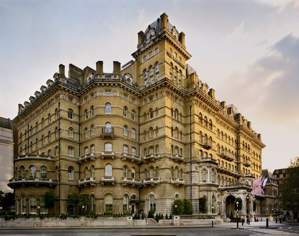 5. The Langham London – Лондон,АнглияХотелът е филмова площадка през 1995 година за „Златното око“. The Langham London е известен като най-старият хотел в Лондон. Петзвездният хотел е построен през 1865 година и има 380 луксозни стаи и апартаменти. Неговите гости ще се радват на страхотно обслужване, изтънчени обноски и изключителни коктейли.Снимка: huffingtonpost.com