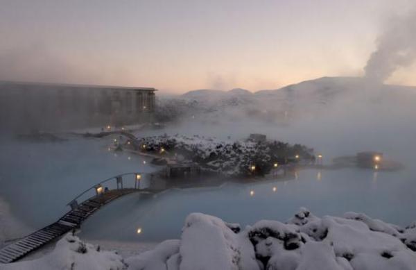 Blue Lagoon Geothermal Resort, Исландия Технически това не е точно басейн, но трябва да платите доста, за да потопите тялото си в топлите води на този курорт.Снимка: bootsnall.com
