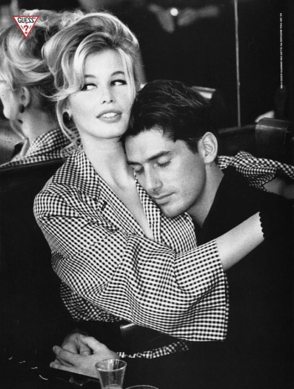 Снимка: Guess