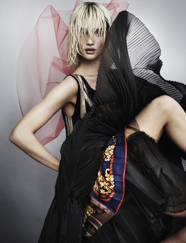 Снимка: сп. Love, Mario Testino