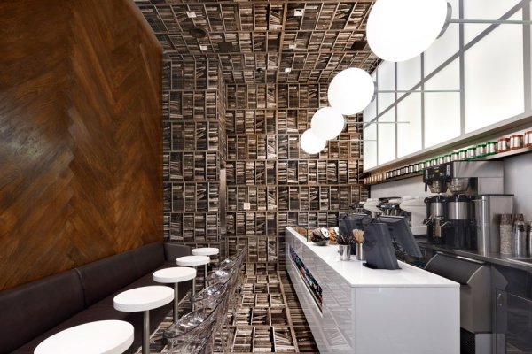 Снимка: architecturaldigest.comD'ESPRESSO, Ню Йорк СитиТова кафене се намира в непосредствена близост до Нюйоркската обществена библиотека. Дизайнът му е вдъхновен от релаксиращия вид на  читалните, така че не е учудващо, че книгите присъстват в целия интериор, който е дело на фирма „Nemaworkshop“.