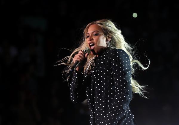 През април месец Бионсе пусна албума си Lemonade, в който тя откровено намекна пред феновете си, че е преживяла изневярата на мъжа си Джей Зи, но че е намерила сили в себе си, за да му прости предателството. Феновете ѝ веднага започнаха да гадаят коя е жената, която се е намесила в семейството на поп дивата и съпруга ѝ като някои считаха, че това е Рита Ора, а други, че е дизайнерката Рейчъл Рой.Снимка: Getty Images