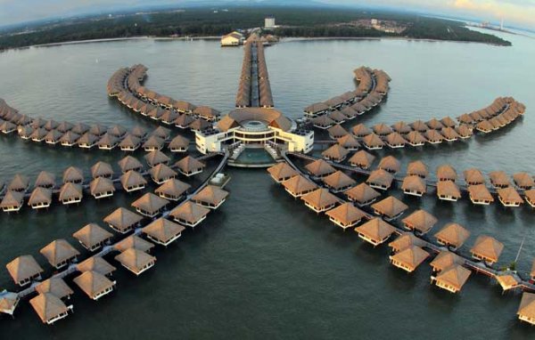 „Голдън Палм Трий Ризорт", Малайзия (Golden Palm Tree Resort & Spa); Снимка: overwaterbungalows.netЦена: от 106 долара за нощувка в стая за двамаХотелът отваря врати в края на 2011 година. Разполага с 392 вили над водата с различна големина. Най-просторните включват три спални. „Голдън Палм Трий Сий Вилас“ се намира край бреговете на юг от летището на Куала Лумпур. Трябва да се отбележи обаче, че скорошното отваряне на такъв голям комплекс може да създаде някои дребни неприятности на гостите. Като компенсация, цените са намалени още малко в началото на 2012 година, което е доста изгодно, дори не всичко в хотела да е перфектно. 