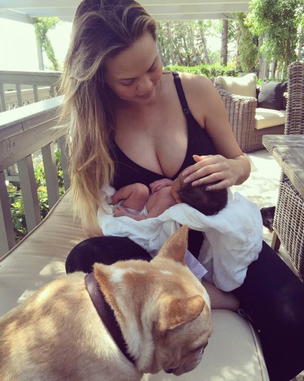 Криси Тейгън с бебето Луна; Снимка:Instagram