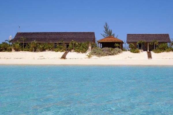 5. Island HoppInn, БахамиХотелът разполага с частен плаж и само четири стаи, така че това би било идеалното място за „бягство“ . Всяка стая разполага с климатик, кухненски бокс и интернет достъп. Ресторантът има неповторим изглед към морето. Island HoppInn предлага на гостите си и голям басейн, но това едва ли звучи изкушаващо, щом пясъкът и Карибско море са буквално на няколко стъпки от стаята ви.Цена: Нощувка за двама започва от 225 $Снимка: frommers.com