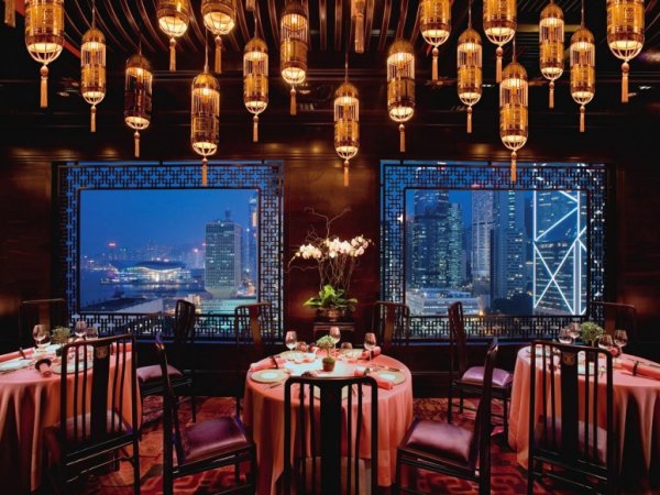 Хотел Мандарин Ориентал в Хонг Конг.Rooms: 98.7Service: 96.2Food: 93.6Location: 97.4Design: 94.8Activities: 88.9