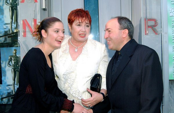 С майка си Пепа Николова по време на връчването на наградите "АСКЕЕР" през май 2005 г. Снимка: Булфото 