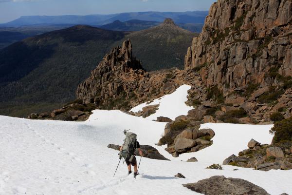 Снимка:brewbooksОувърленд (Overland Track), АвстралияПустинята на остров Тасмания е най-известният пешеходен маршрут в Австралия. Той е разположен между националния парк „Крейдъл Маунтън“ и езерото „Сейнт Клер“ (най-дълбокото сладководно езеро в Тасмания). Повече от 8 хиляди души всяка година преминават по трасето, което по официални данни е около 65 км, но мнозина добавят и разходка покрай езерото, с което дължината му достига близо 80 км. Добре очертаната пътека преминава покрай скалисти планини, красиви езера, обширни гори, водопади и долини.