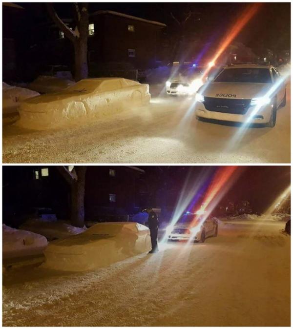 Полицаи, които проверяват снежна скулптура. Снимка: imgur