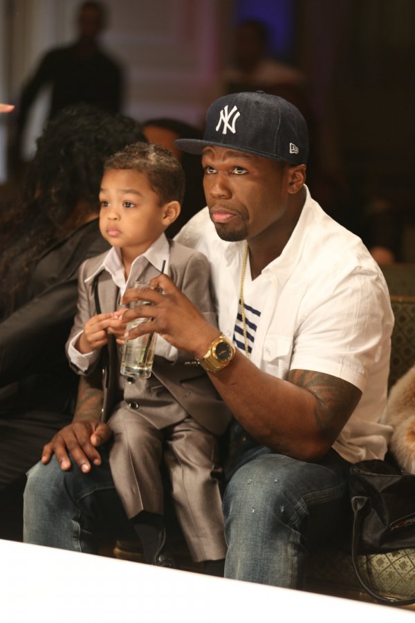 Майката на рапъра 50 Cent също е лесбийка. Тя е била лесбийка, пристрастена към кокаина и за съжаление умира, когато той е бил само на 8 години. След като стана известен, рапърът призна че майка му е гей.50 Cent и сима му Сайър Джексън; Снимка: Splash News