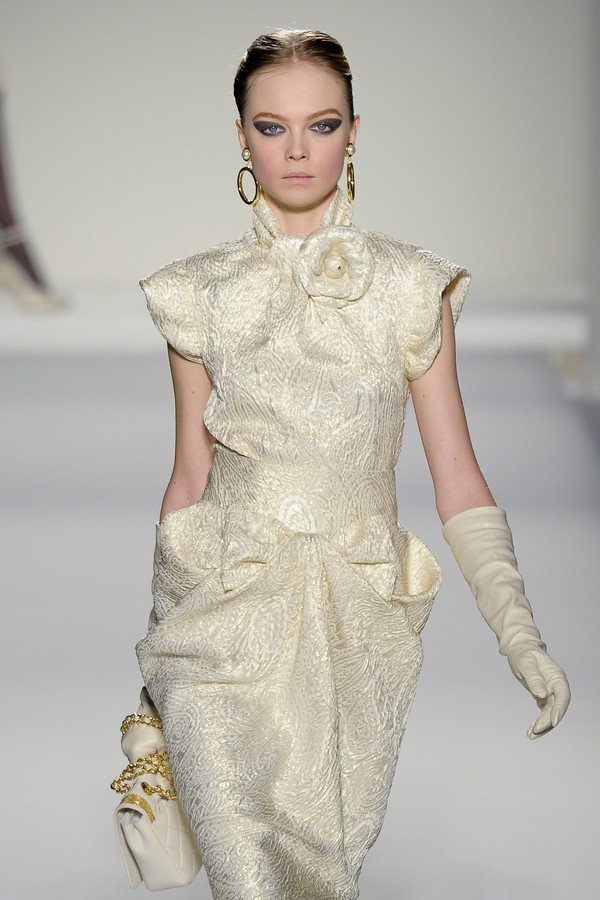 Bon Ton със златен оттенък Moschino зима 2011-2012.Снимка: Elle