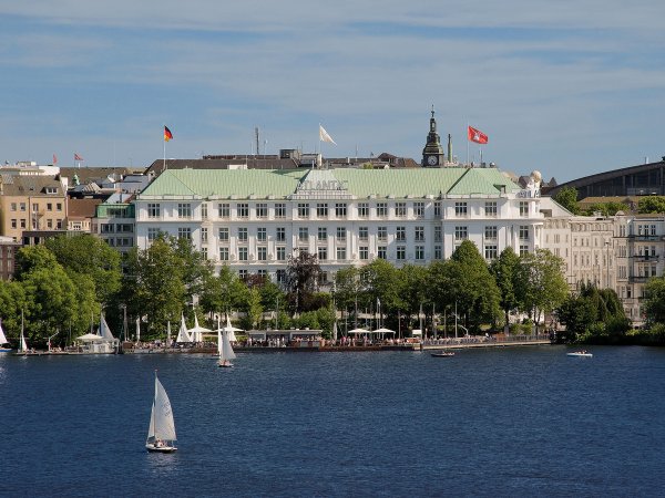 4. Atlantic Kempinski Hamburg – Хамбург, ГерманияОще един хотел от веригата Кемпински, този път заснет във филма „Не умирай днес“ през 1997 година. Главният апартамент в хотела има собствена кухня, хол, трапезария и ненадмината гледка към езерото. Елегантният Atlantic Kempinski Hamburg има собствено кино, индивидуални шопинг асистенти и иновационен СПА център.Снимка: huffingtonpost.com