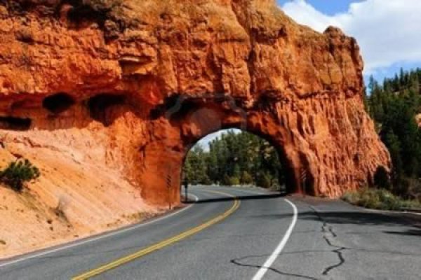 Снимка: masterfile.comПроход през скалите в Ред Рок Кениън, щата Юта, САЩ.