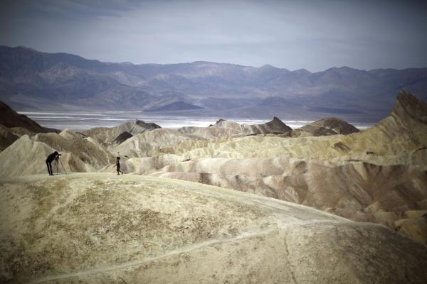 Снимка: Reuters,Death Valley, USAДолината на смъртта в Калифорния е на второ място в света по рекордно високи температури, достигащи 56.7°C. В средата на лятото средната температура е 47°C и е най-сухото място в Америка. Обградена от планини, Долината на смъртта стига до 86м под морското равнище, което е причината за нечовешките горещини.
