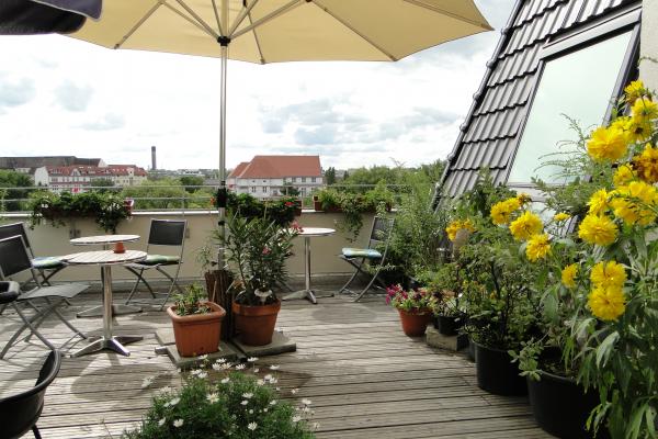 Artemisia Frauenhotel (Берлин, Германия)Хотел Artemisia Frauenhotel предлага едно изтънчено и нестандартно настаняване, като вратите му са отворени само и единствено за гостенки! Мъжете не само не са добре дошли тук, а изрично не се допускат. Така че, оставете проблемите с половинката си пред вратата на хотела и се потопете в розовия свят на женското царство. Хотелът е разположен на пет минути от известната шопинг улица в Берлин - Курфюрстендам, но с това не свършват предоставените женски удобства в Artemisia. На разположение на дамите са също така спа център и широка гама козметични и разкрасителни процедури, които ще излекуват всяка любовна мъка.Снимка: trivago.com