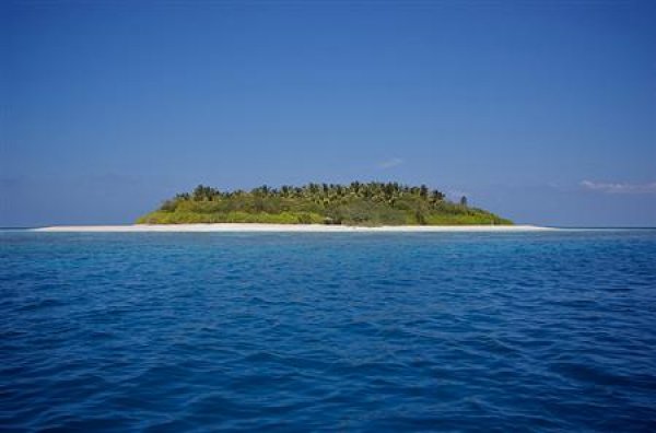 Малдивски пустинни острови (Maldives Desert Islands)Снимка: travelpre.comМалдивските острови са архипелаг в Индийския океан, който се състои от над 1000 коралови острови и атоли. Само 200 от тях са обитавани от местните, а само 5 малдивски острова имат население от над 3000 души. Столицата Мале е дом на 26% от малдивианците. Само 88 острова са разработени като туристически курорти, а останалите са необитаеми. В действителност на Малдивите има толкова много малки безлюдни острови, че всеки отделен курорт си има собствен "Desert Island" и предлага пътуване до него на своите гости.