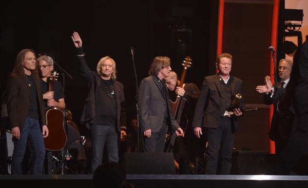 Снимка: gettyimages.comЧленовете на The Eagles отдадоха почит на китариста Глен Фрей, който почина през януари на възраст от 67 години.