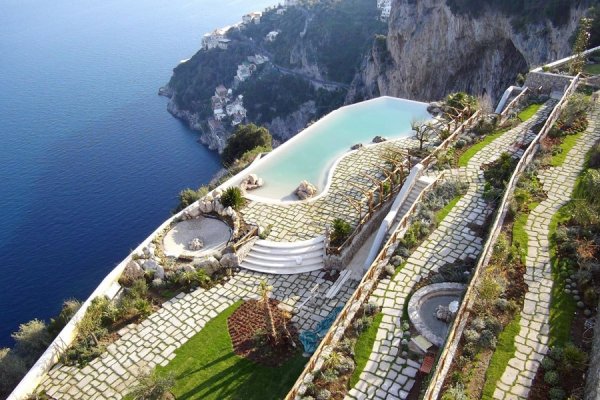 Гледката от Monastero Santa Rosa, Италия е повече от впечатляваща. Пред вас се разкрива една тераса на етажи, в която всеки декоративен елемент има значение. А ако се престрашите да погледнете надолу, ще се насладите на безкрайното море.Снимка: home-designing.com