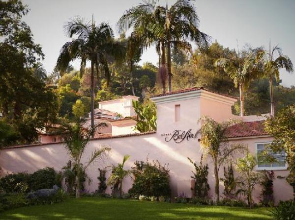 Снимка: hotelbelair.com2. Хотел Bel-AirОтворен през 1946 г., в хотелът с емблематичните лебеди наскоро приключи двугодишно обновление за около100 милиона долара. Включва новоизградените ресторант Wolfgang Puck  , СПА център La Prairie, както и 12 модернистични апартамента с изглед към каньоните. Разчитайки на благоприятното си местоположение, това закътано в хълмовете райско кътче продължава да привлича някои от най-големите звезди. През 2004 год. Опра Уинфри отпразнува тук 50-тия си рожден ден, а на шофьор, който се опитал да я откара към конкурентен хотел, актрисата Бет Дейвис казала:. "Закарайте ме в Bel-Air .Това е моят дом, дори ако трябва да спя в лобито. Те ще ми намерят легло."Топ глезотия: Дегустация на меню от три стека задушено японско говеждо месо(185 долара).Кой ще отседне тук: Хилари Суонк, Ръсел Кроу.Цена на стая: от 590 долара