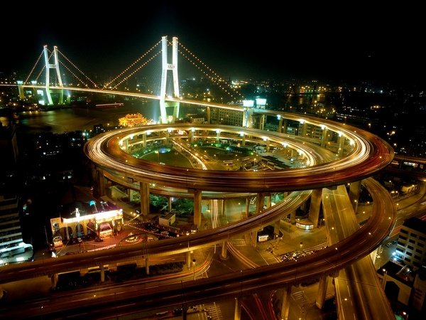 Снимка: Nanpu bridge, ШанхайПростира се над най-тясната част на долното течение на река Хуанпу, и е построен през 1991 година. Общата дължина на моста е 846 метра, а кулата на моста е висока 150 метра. Това е първият мост на река Хуанпу. Туристите могат да вземат асансьора, за да стигнем до тротоарите на моста, от където могат да се насладят на красивите пейзажи на двата бряга на реката.