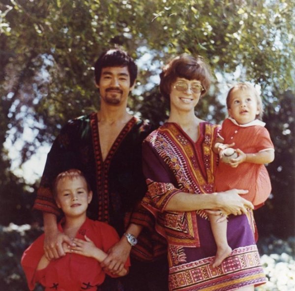 Направена в края на 60-те години, на снимката е Брус Лий със съпругата му Линда и двете им деца. Снимка: Instagram