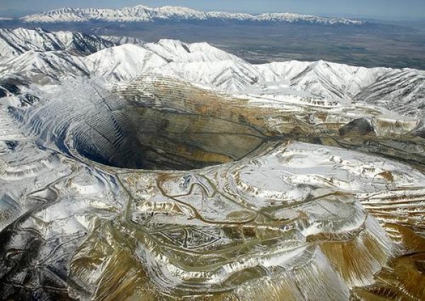 Bingham Canyon Mine - ЮтаСнимка: listverse.comМедната мина Бинам Каньон се намира в планината Oquirrh, Юта. Дълбока е 1,2 км и е широка 4 км. Това е най-голямата дупка в света изкопана от хората.